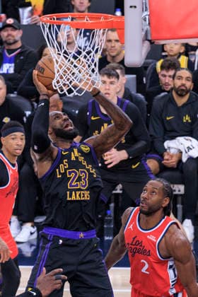 January 22, 2026, Inglewood, California, USA: LeBron James 23 of the Los Angeles Lakers puts up a shot during a 2025 NBA, Basketball Herren, USA regular season game against the Los Angeles Clippers on Thursday January 22, 2026 at Intuit Dome Arena in Inglewood, California. JAVIER ROJAS PI Inglewood USA - ZUMAp124 20260122_zaa_p124_020 Copyright: xJavierxRojasx