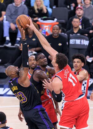 January 22, 2026, Inglewood, California, USA: Brook Lopez 11 of the Los Angeles Clippers blocks a shot by LeBron James 23 of the Los Angeles Lakers during a 2025 NBA, Basketball Herren, USA regular season game against the Los Angeles Lakers on Thursday January 22, 2026 at Intuit Dome Arena in Inglewood, California. JAVIER ROJAS PI Inglewood USA - ZUMAp124 20260122_zaa_p124_022 Copyright: xJavierxRojasx