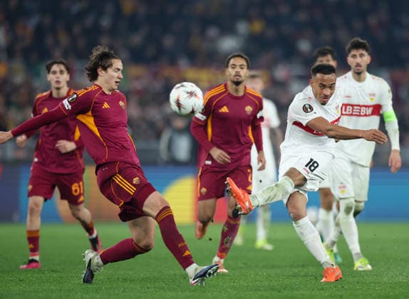 (260123) -- ROME, Jan. 23, 2026 -- Stuttgart s Jamie Leweling (front R) shoots during the UEFA Europa League 2025 26 league phase match between Roma and Stuttgart of the UEFA Europa League in Rome, Italy, Jan. 22, 2026. ) (SP)ITALY-ROME-FOOTBALL-UEFA EUROPA LEAGUE- ROMA VS STUTTGART LixJing 