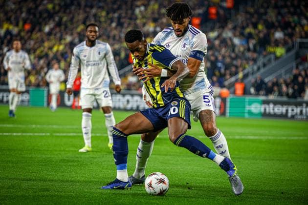 Fenerbahce vs Aston Villa UEFA Europa League 2025-26 MD7 Jhon Duran of Fenerbahce SK and Tyrone Mings of Aston Villa FC vie for the ball during the match. Fenerbahce and Aston Villa faced each other at UEFA Europa League 2025 26 League Phase MD7. The match took place in Chobani Fenerbahce Sukru Saracoglu Stadium on January 22th, 2026. Istanbul Istanbul Turkey Copyright: xBurakxBasturkx