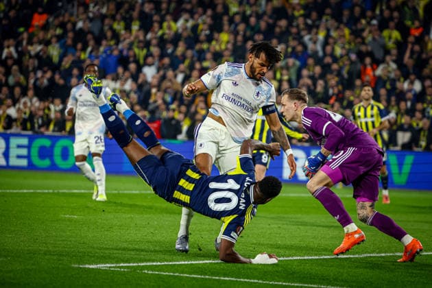 Fenerbahce vs Aston Villa UEFA Europa League 2025-26 MD7 Jhon Duran of Fenerbahce SK and Tyrone Mings of Aston Villa FC vie for the ball. Fenerbahce and Aston Villa faced each other at UEFA Europa League 2025 26 League Phase MD7. The match took place in Chobani Fenerbahce Sukru Saracoglu Stadium on January 22th, 2026. Istanbul Istanbul Turkey Copyright: xBurakxBasturkx