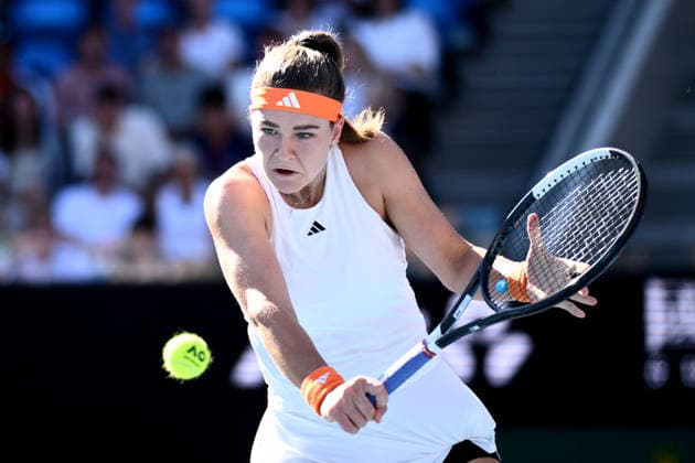 TENNIS AUSTRALIAN OPEN, Karolina Muchova of Czechia in action during the Women™s 3rd round match against Magda Linette of Poland on day 6 of the 2026 Australian Open tennis tournament at Melbourne Park in Melbourne, Wednesday, January 22, 2026. ( NO ARCHIVING MELBOURNE VICTORIA AUSTRALIA  Copyright: xJOELxCARRETTx 20260123111966058468
