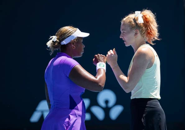 (260123) -- MELBOURNE, Jan. 23, 2026 -- Taylor Townsend(L) Katerina Siniakova talk during the women s doubles 2nd round match against Xu Yifan Yang Zhaoxuan of China at the Australian Open tennis tournament in Melbourne, Australia, Jan. 23, 2026. (Photo by Xinhua) (SP)AUSTRALIA-MELBOURNE-TENNIS-AUSTRALIAN OPEN-WOMEN S DOUBLES HuxJingchen 
