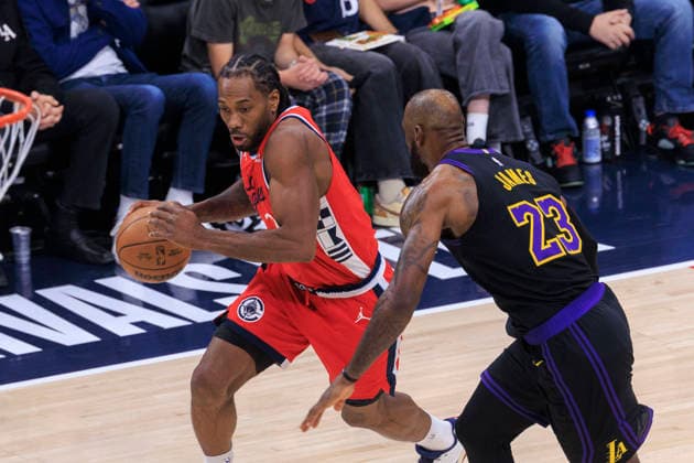 January 22, 2026, Inglewood, California, USA: Kawhi Leonard 2 of the Los Angeles Clippers drives past LeBron James 23 of the Los Angeles Lakers during their regular season NBA, Basketball Herren, USA game on Thursday January 22, 2026 at Intuit Dome in Inglewood, California. ARIANA RUIZ PI Inglewood USA - ZUMAp124 20260122_zaa_p124_029 Copyright: xArianaxRuizx