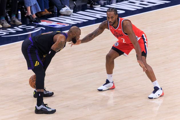 January 22, 2026, Inglewood, California, USA: Kawhi Leonard 2 of the Los Angeles Clippers guards LeBron James 23 of the Los Angeles Lakers during their regular season NBA, Basketball Herren, USA game on Thursday January 22, 2026 at Intuit Dome in Inglewood, California. Clippers defeat Lakers, 112-104. ARIANA RUIZ PI Inglewood USA - ZUMAp124 20260122_zaa_p124_033 Copyright: xArianaxRuizx