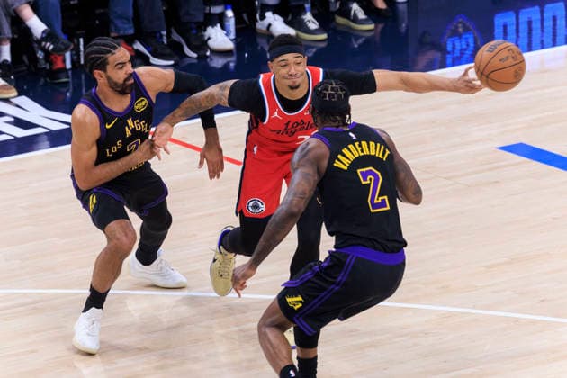 January 22, 2026, Inglewood, California, USA: Jordan Miller 22 of the Los Angeles Clippers passes the ball as Gabe Vincent 7 and Jarred Vanderbilt 2 of the Los Angeles Lakers defend during their regular season NBA, Basketball Herren, USA game on Thursday January 22, 2026 at Intuit Dome in Inglewood, California. Clippers defeat Lakers, 112-104. ARIANA RUIZ PI Inglewood USA - ZUMAp124 20260122_zaa_p124_036 Copyright: xArianaxRuizx
