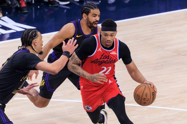 January 22, 2026, Inglewood, California, USA: Jordan Miller 22 of the Los Angeles Clippers drives past Gabe Vincent 7 and Jaxson Hayes 11 of the Los Angeles Lakers during their regular season NBA, Basketball Herren, USA game on Thursday January 22, 2026 at Intuit Dome in Inglewood, California. Clippers defeat Lakers, 112-104. ARIANA RUIZ PI Inglewood USA - ZUMAp124 20260122_zaa_p124_038 Copyright: xArianaxRuizx