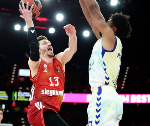 from left Andreas OBST Muenchen , Braxton KEY Valencia , Basketball Euro League, 22 01 26 FC Bayern Basketball vs Valencia Basket, SAP Garden, Muenchen, Copyright: WolfgangxFehrmann