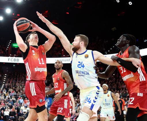 from left front Vladimir LUCIC Muenchen , Matthew COSTELLO Valencia ,Issac NOGUES Valencia , Basketball Euro League, 22 01 26 Vladimir LUCIC Muenchen , Matthew COSTELLO Valencia , Wenyen GABRIEL Muenchen , FC Bayern Basketball vs Valencia Basket, SAP Garden, Muenchen, Copyright: WolfgangxFehrmann
