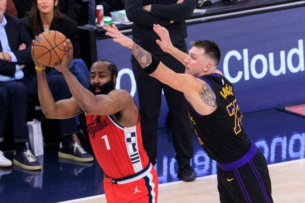 January 22, 2026, Inglewood, California, USA: James Harden 1 of the Los Angeles Clippers passes the ball as Luka Doncic 77 of the Los Angeles Lakers defends during their regular season NBA, Basketball Herren, USA game on Thursday January 22, 2026 at Intuit Dome in Inglewood, California. Clippers defeat Lakers, 112-104. ARIANA RUIZ PI Inglewood USA - ZUMAp124 20260122_zaa_p124_041 Copyright: xArianaxRuizx