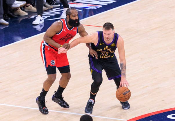 January 22, 2026, Inglewood, California, USA: James Harden 1 of the Los Angeles Clippers guards Luka Doncic 77 of the Los Angeles Lakers during a 2025 NBA, Basketball Herren, USA regular season game on Thursday January 22, 2026 at Intuit Dome Arena in Inglewood, California. Clippers defeat Lakers, 112-104. JAVIER ROJAS PI Inglewood USA - ZUMAp124 20260122_zaa_p124_053 Copyright: xJavierxRojasx