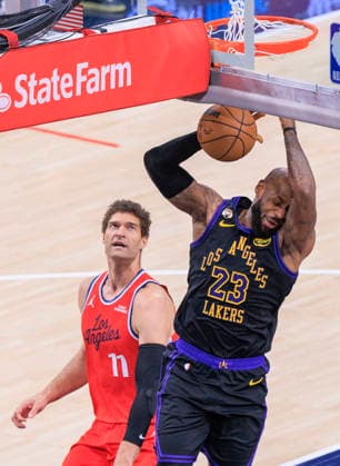 January 22, 2026, Inglewood, California, USA: LeBron James 23 of the Los Angeles Lakers dunks the ball during a 2025 NBA, Basketball Herren, USA regular season game against the Los Angeles Clippers on Thursday January 22, 2026 at Intuit Dome Arena in Inglewood, California. Clippers defeat Lakers, 112-104. JAVIER ROJAS PI Inglewood USA - ZUMAp124 20260122_zaa_p124_059 Copyright: xJavierxRojasx