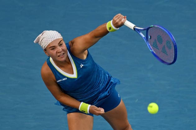 TENNIS AUSTRALIAN OPEN, Diana Shnaider of Russia in action during the Women™s 3rd round match against Elina Svitolina of Ukraine on day 6 of the 2026 Australian Open tennis tournament at Melbourne Park in Melbourne, Friday, January 23, 2026. ( NO ARCHIVING MELBOURNE VICTORIA AUSTRALIA  Copyright: xLUKASxCOCHx 20260123124087426338
