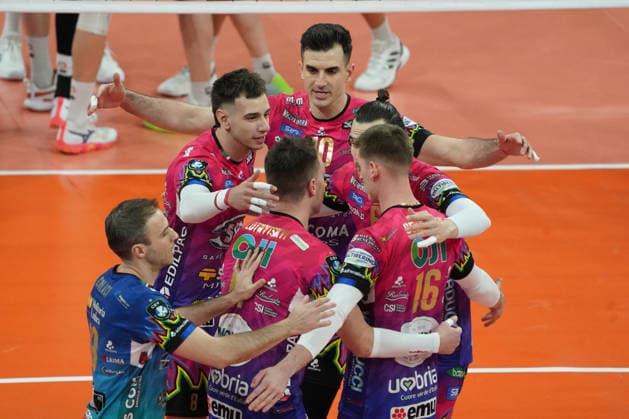 Sir Sicoma Monini Perugia v Berlin Recycling Volleys - CEV Champions League 2025 2026 Ben Tara Wassim and Loser Agustin of Sir Sicoma Monini Perugia cheer with their teammates during the match between Perugia and Berlin Recycling Volleys in the CEV Champions League 2025 2026 at Palabarton in Perugia, Italy, on January 22, 2026 Perugia Italy  Copyright: xLorisxCerquiglinix originalFilename:cerquiglini-notitle260121_npH2u.jpg