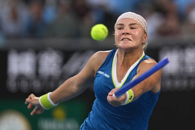 TENNIS AUSTRALIAN OPEN, Diana Shnaider of Russia in action during the Women™s 3rd round match against Elina Svitolina of Ukraine on day 6 of the 2026 Australian Open tennis tournament at Melbourne Park in Melbourne, Friday, January 23, 2026. ( NO ARCHIVING MELBOURNE VICTORIA AUSTRALIA  Copyright: xLUKASxCOCHx 20260123166211153235
