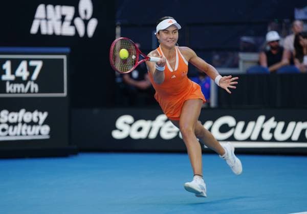 (260122) -- MELBOURNE, Jan. 23, 2026 -- Iva Jovic of the United States hits a return during the women s singles 3rd round match against Jasmine Paolini of Italy at the Australian Open tennis tournament in Melbourne, Australia, Jan. 23, 2026. (Photo by Xinhua) (SP)AUSTRALIA-MELBOURNE-TENNIS-AUSTRALIAN OPEN-WOMEN S SINGLES WangxShen 