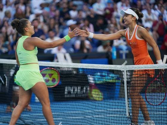 (260122) -- MELBOURNE, Jan. 23, 2026 -- Jasmine Paolini (L) of Italy and Iva Jovic of the United States shake hands after their women s singles 3rd round match at the Australian Open tennis tournament in Melbourne, Australia, Jan. 23, 2026. (Photo by Xinhua) (SP)AUSTRALIA-MELBOURNE-TENNIS-AUSTRALIAN OPEN-WOMEN S SINGLES WangxShen 