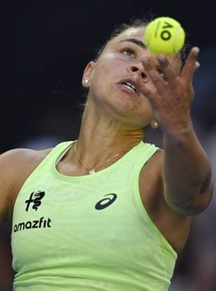 (260122) -- MELBOURNE, Jan. 23, 2026 -- Jasmine Paolini of Italy serves during the women s singles 3rd round match against Iva Jovic of the United States at the Australian Open tennis tournament in Melbourne, Australia, Jan. 23, 2026. (Photo by Xinhua) (SP)AUSTRALIA-MELBOURNE-TENNIS-AUSTRALIAN OPEN-WOMEN S SINGLES WangxShen 
