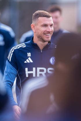 23 01 2026, Football, Season 2025 2026, Training FC Schalke 04, Edin Dzeko FC Schalke 04 laughs, Gelsenkirchen Training ground of S04 Hamburg Germany xRHR PHOTO DEx Copyright: DennisxEwert RHR-FOTOx RHR-FOTO DE