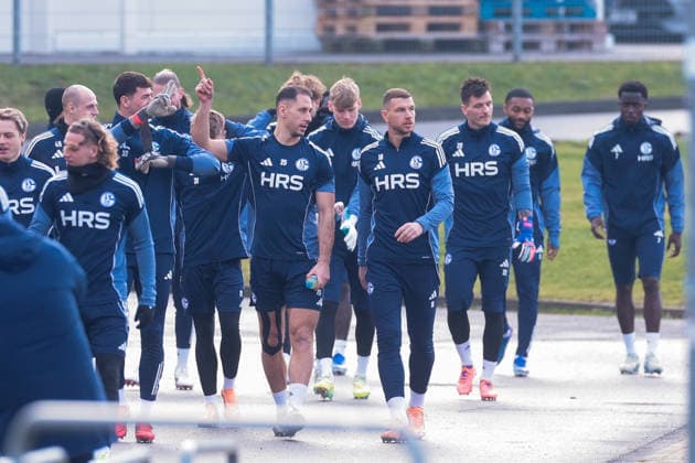 23 01 2026, Football, Season 2025 2026, Training FC Schalke 04, f l Nikola Katic FC Schalke 04 talks to Edin Dzeko FC Schalke 04 on the way to training, Gelsenkirchen Training ground of S04 Hamburg Germany xRHR PHOTO DEx Copyright: DennisxEwert RHR-FOTOx RHR-FOTO DE