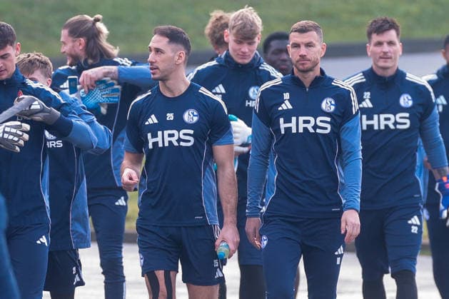 23 01 2026, Football, Season 2025 2026, Training FC Schalke 04, f l Nikola Katic FC Schalke 04 , Edin Dzeko FC Schalke 04 on the way to training, Gelsenkirchen Training ground of S04 Hamburg Germany xRHR PHOTO DEx Copyright: DennisxEwert RHR-FOTOx RHR-FOTO DE