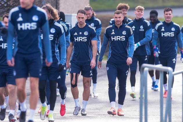 23 01 2026, Football, Season 2025 2026, Training FC Schalke 04, f l Nikola Katic FC Schalke 04 , Edin Dzeko FC Schalke 04 go to training Gelsenkirchen Training ground of S04 Hamburg Germany xRHR PHOTO DEx Copyright: DennisxEwert RHR-FOTOx RHR-FOTO DE