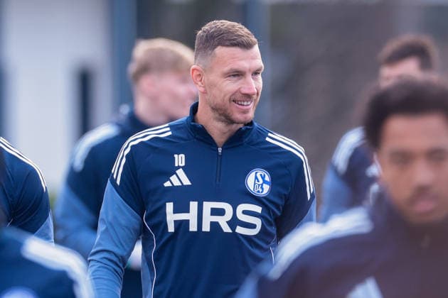 23 01 2026, Football, Season 2025 2026, Training FC Schalke 04, Edin Dzeko FC Schalke 04 laughs, Gelsenkirchen Training ground of S04 Hamburg Germany xRHR PHOTO DEx Copyright: DennisxEwert RHR-FOTOx RHR-FOTO DE
