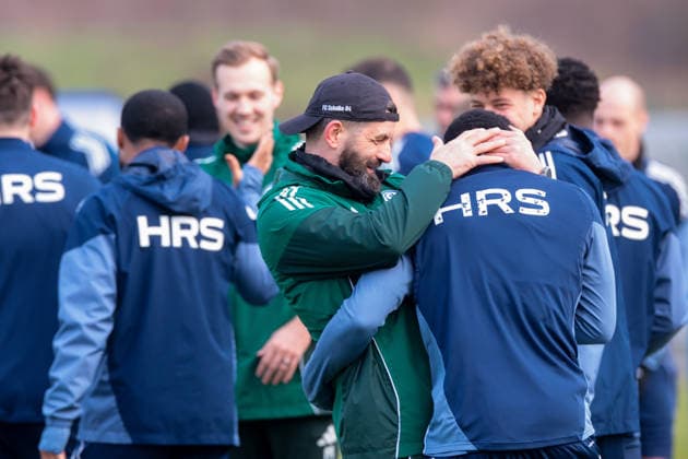 23 01 2026, Football, Season 2025 2026, Training FC Schalke 04, f l Coach Miron Muslic FC Schalke 04 hugs FC Schalke 04 and laughs, Gelsenkirchen Training ground of S04 Hamburg Germany xRHR PHOTO DEx Copyright: DennisxEwert RHR-FOTOx RHR-FOTO DE