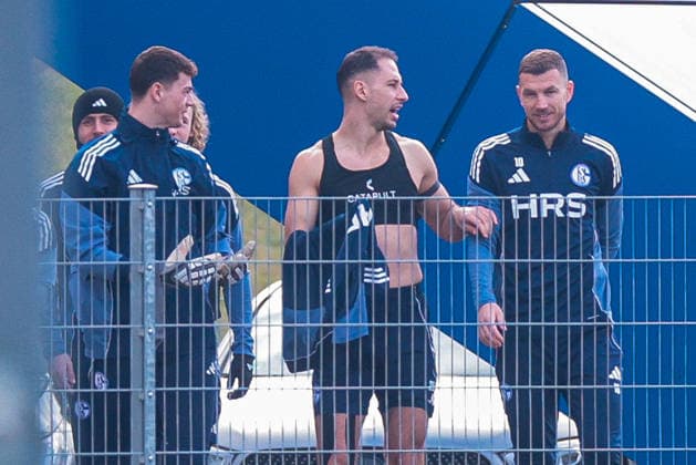 23 01 2026, Football, Season 2025 2026, Training FC Schalke 04, f l Goalkeeper Luca Podlech FC Schalke 04 , Nikola Katic FC Schalke 04 , Edin Dzeko FC Schalke 04 , Gelsenkirchen Training ground of S04 Hamburg Germany xRHR PHOTO DEx Copyright: DennisxEwert RHR-FOTOx RHR-FOTO DE