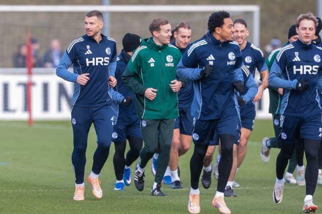 23 01 2026, Football, Season 2025 2026, Training FC Schalke 04, Edin Dzeko FC Schalke 04 is warming up, Gelsenkirchen Training ground of S04 Hamburg Germany xRHR PHOTO DEx Copyright: DennisxEwert RHR-FOTOx RHR-FOTO DE