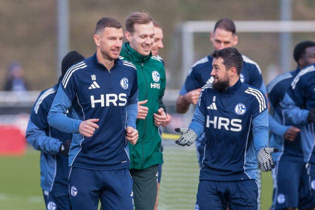 23 01 2026, Football, Season 2025 2026, Training FC Schalke 04, Edin Dzeko FC Schalke 04 is warming up, Gelsenkirchen Training ground of S04 Hamburg Germany xRHR PHOTO DEx Copyright: DennisxEwert RHR-FOTOx RHR-FOTO DE