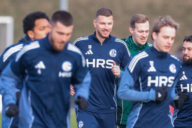 23 01 2026, Football, Season 2025 2026, Training FC Schalke 04, Edin Dzeko FC Schalke 04 is warming up, Gelsenkirchen Training ground of S04 Hamburg Germany xRHR PHOTO DEx Copyright: DennisxEwert RHR-FOTOx RHR-FOTO DE