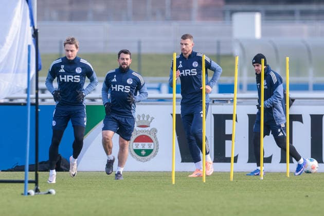 23 01 2026, Football, Season 2025 2026, Training FC Schalke 04, f l Finn Porath FC Schalke 04 , Amin Younes FC Schalke 04 , Edin Dzeko FC Schalke 04 , Mauro Zalazar FC Schalke 04 , Gelsenkirchen Training ground of S04 Hamburg Germany xRHR PHOTO DEx Copyright: DennisxEwert RHR-FOTOx RHR-FOTO DE