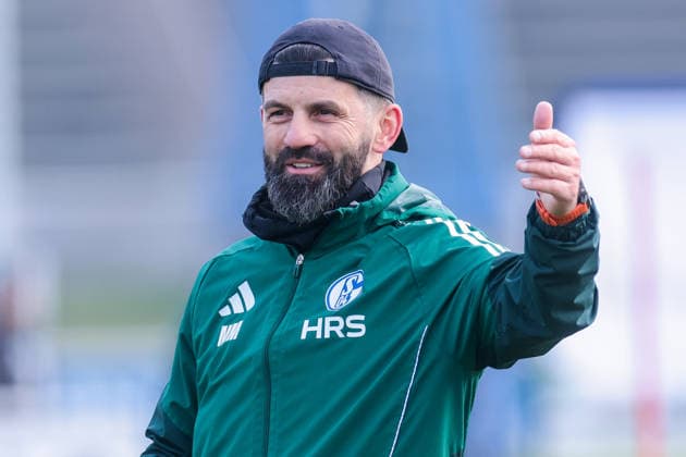 23 01 2026, Football, Season 2025 2026, Training FC Schalke 04, Coach Miron Muslic FC Schalke 04 laughs and gestures, Gelsenkirchen Training ground of S04 Hamburg Germany xRHR PHOTO DEx Copyright: DennisxEwert RHR-FOTOx RHR-FOTO DE