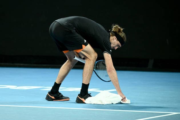 TENNIS AUSTRALIAN OPEN, Alexander Zverev of Germany cleans the court of bird droppings during his Men™s 3rd round match against Cameron Norrie of Great Britian on day 6 of the 2026 Australian Open tennis tournament at Melbourne Park in Melbourne, Wednesday, January 22, 2026. ( NO ARCHIVING MELBOURNE VICTORIA AUSTRALIA  Copyright: xJOELxCARRETTx 20260123180726733932