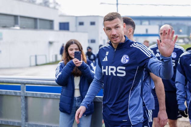 23 01 2026, Football, Season 2025 2026, Training FC Schalke 04, Edin Dzeko FC Schalke 04 comes to training and waves to the fans, Gelsenkirchen Training ground of S04 Hamburg Germany xRHR PHOTO DEx Copyright: DennisxEwert RHR-FOTOx RHR-FOTO DE