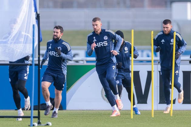 23 01 2026, Football, Season 2025 2026, Training FC Schalke 04, f l Amin Younes FC Schalke 04 , Edin Dzeko FC Schalke 04 , Hasan Kurucay FC Schalke 04 , Gelsenkirchen Training ground of S04 Hamburg Germany xRHR PHOTO DEx Copyright: DennisxEwert RHR-FOTOx RHR-FOTO DE