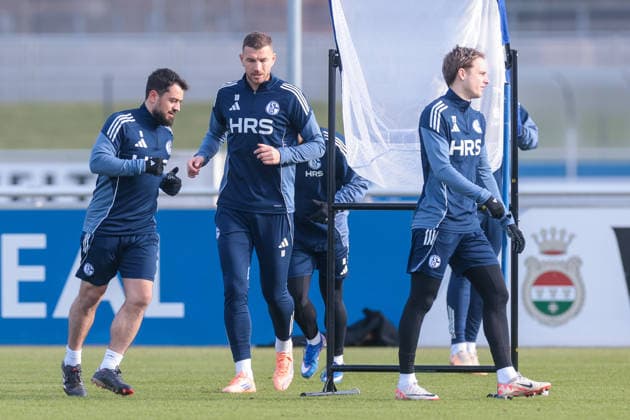 23 01 2026, Football, Season 2025 2026, Training FC Schalke 04, f l Amin Younes FC Schalke 04 , Edin Dzeko FC Schalke 04 , Finn Porath FC Schalke 04 , Gelsenkirchen Training ground of S04 Hamburg Germany xRHR PHOTO DEx Copyright: DennisxEwert RHR-FOTOx RHR-FOTO DE
