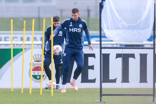 23 01 2026, Football, Season 2025 2026, Training FC Schalke 04, Edin Dzeko FC Schalke 04 , Gelsenkirchen Training ground of S04 Hamburg Germany xRHR PHOTO DEx Copyright: DennisxEwert RHR-FOTOx RHR-FOTO DE