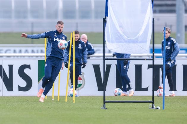 23 01 2026, Football, Season 2025 2026, Training FC Schalke 04, Edin Dzeko FC Schalke 04 , Gelsenkirchen Training ground of S04 Hamburg Germany xRHR PHOTO DEx Copyright: DennisxEwert RHR-FOTOx RHR-FOTO DE