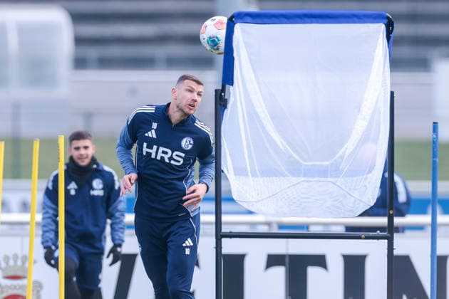 23 01 2026, Football, Season 2025 2026, Training FC Schalke 04, Edin Dzeko FC Schalke 04 , Gelsenkirchen Training ground of S04 Hamburg Germany xRHR PHOTO DEx Copyright: DennisxEwert RHR-FOTOx RHR-FOTO DE