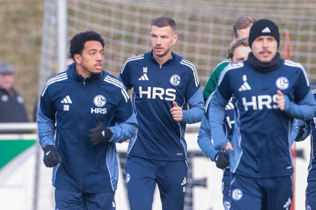 23 01 2026, Football, Season 2025 2026, Training FC Schalke 04, Edin Dzeko FC Schalke 04 is warming up, Gelsenkirchen Training ground of S04 Hamburg Germany xRHR PHOTO DEx Copyright: DennisxEwert RHR-FOTOx RHR-FOTO DE