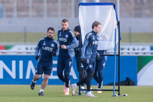 23 01 2026, Football, Season 2025 2026, Training FC Schalke 04, f l Amin Younes FC Schalke 04 , Edin Dzeko FC Schalke 04 , Finn Porath FC Schalke 04 , Gelsenkirchen Training ground of S04 Hamburg Germany xRHR PHOTO DEx Copyright: DennisxEwert RHR-FOTOx RHR-FOTO DE