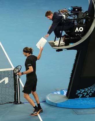 Alexander Zverev wipes the floor during his third round match Australian Open tennis tournament, Day Six, Melbourne Park, Australia - 23 Jan 2026Melbourne Melbourne Park Victoria (VIC) Australia  Copyright: xRachelxBach Shutterstockx 16380457gb