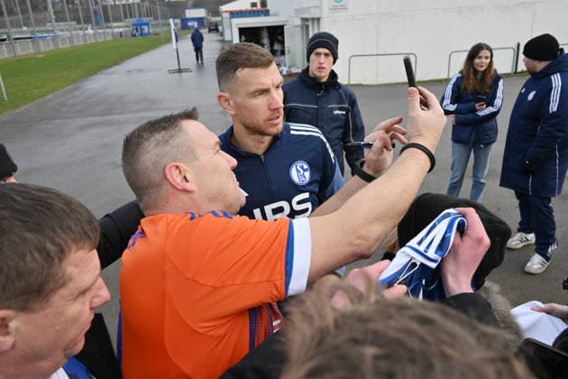 New signing Edin Dzeko FC Schalke 04 takes selfies with the fans after training and signs autographs 23 01 2026, Football 2 Bundesliga, Season 2025 2026, Training FC Schalke 04 Gelsenkirchen Nordrhein Westfalen Germany Team2