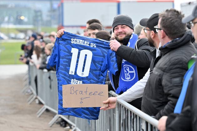 Schalke fan with an Edin Dzeko jersey 23 01 2026, Soccer 2 Bundesliga, Season 2025 2026, Training FC Schalke 04 Gelsenkirchen Nordrhein Westfalen Germany Team2