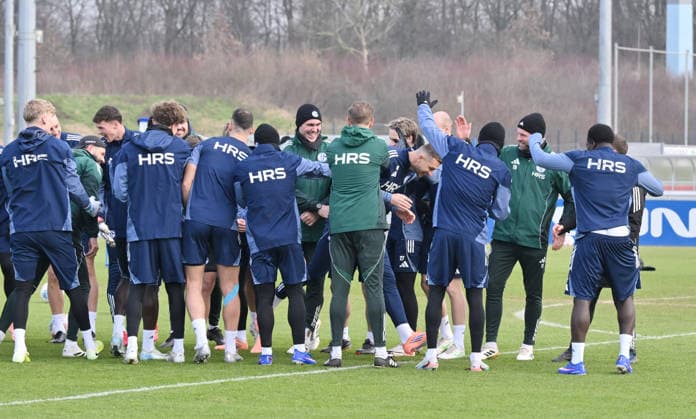 Edin Dzeko FC Schalke 04 , mi , was welcomed by the teammates 23 01 2026, Football 2 Bundesliga, Season 2025 2026, Training FC Schalke 04 Gelsenkirchen Nordrhein Westfalen Germany Team2