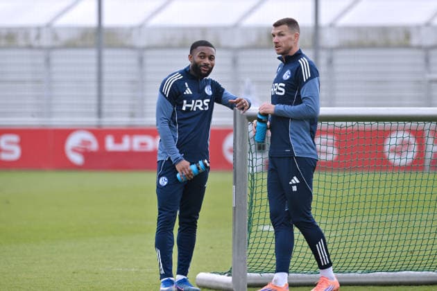 Moussa Sylla (FC Schalke 04), Edin Dzeko (FC Schalke 04), v.li. 23.01.2026, Fussball 2. Bundesliga, Saison 2025 2026, Training FC Schalke 04 Gelsenkirchen Nordrhein Westfalen Deutschland *** Moussa Sylla FC Schalke 04 , Edin Dzeko FC Schalke 04 , v li 23 01 2026, Soccer 2 Bundesliga, Season 2025 2026, Training FC Schalke 04 Gelsenkirchen Nordrhein Westfalen Germany Team2