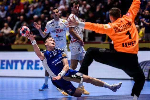 260123 Ellidi Vidarsson of Iceland and goalkeeper Dominik Kuzmanovic of Croatia during the EHF European Handball Championship main round match between Iceland and Croatia on January 23, 2026 in Malmö Photo Petter Arvidson BILDBYRAN kod PA PA1134 handball handball handball handballs em 2026 croatia croatia island iceland ehf european handball championship bbeng grappa33  Copyright: PETTERxARVIDSON BB260123PA014