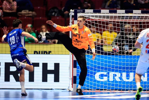 MALMÖ, SWEDEN 20260123 Iceland s Orri Freyr Thorkelsson scores behind Croatia s goalkeeper Dominik Kuzmanovic during the 2026 EHF European Men s Handball Championship the EHF Euro 2026 match between Iceland and Croatia, at Malmo Arena in Malmo, Sweden, on January 23, 2026 MALMÖ SWEDEN x10600x  Copyright: xAndreasxHillergren TTx EHF EURO 2026 ICELAND-CROATIA